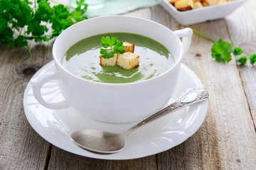 Traditional cream soup from spinach with croutons