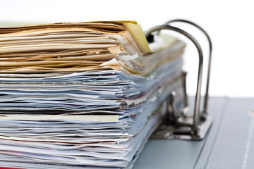 Akten Ordner mit Schriftstücken und Dokumenten