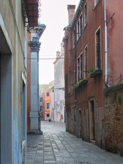 Fototapeta na wymiar Gasse in Venedig