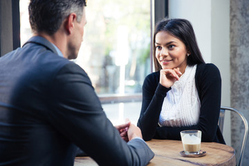 Obraz premium Businesswoman and businessman discussing