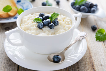 Healthy breakfast: rice pudding with bilberry