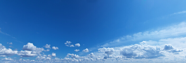 White heap clouds in the blue sky.