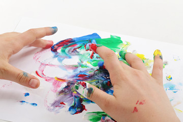 fillette peignant avec peinture aux doigts