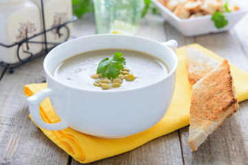 Cream soup from green lentil