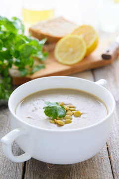 Cream soup from green lentil