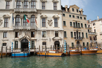 Fototapeta na wymiar Venise : bateaux à quai devant un bâtiment officiel