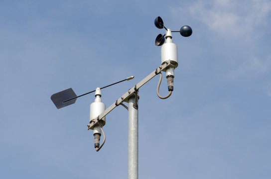 Weather station with anemometer