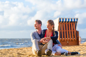 Paar bei romantischen Sonnenuntergang am Strand 