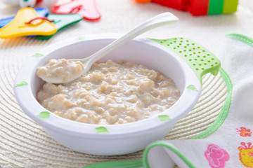 Healthy baby nutrition: oatmeal porridge