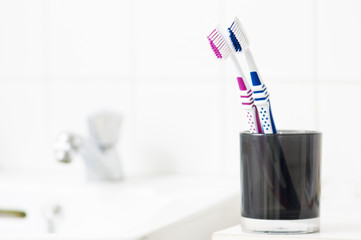 Duo de brosse à dent dans salle de bain