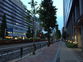 薄暮の都会