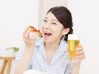 ピザとビールを持つ女性