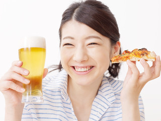 ピザとビールを持つ女性