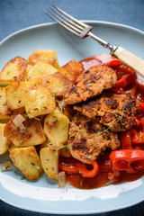 Sojamedaillons mit Bratkartoffeln und Letscho, vegan