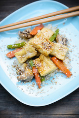 Tofu-Gemüse-Salat mit Sojasoße und Sesam