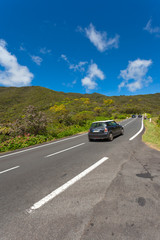 voitures sur route des Plaines, île de la Réunion 