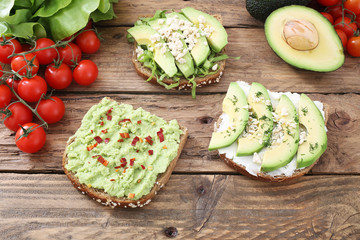 sandwich vegetariano con avocado sfondo legno