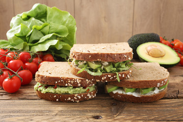 sandwich vegetariano con avocado sfondo legno