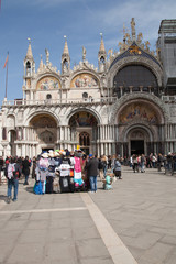 Obraz premium Devant la cathédrale Saint-Marc