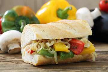 sandwich con peperoni e cipolla