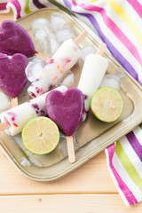 Hausgemachtes Eis am Stiel