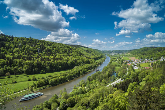 Altm&uuml;hltal in Bayern unter wei&szlig;-blauem Himmel