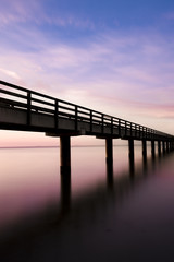 Obraz premium Steg im Meer bei Sonnuntergang