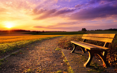 Bunter Sonnenuntergang am Land © Smileus