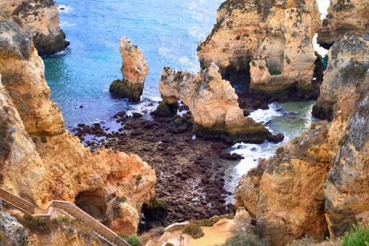 Schöne Felsküste in Algarve, Portugal