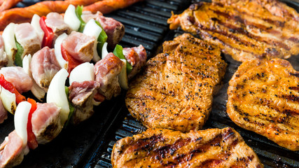 Fleisch auf einen Grill
