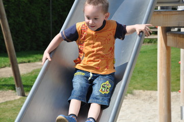 Spielender Junge auf dem Spielplatz