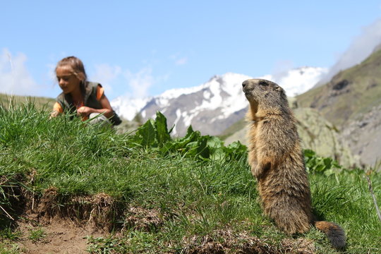 mère et fille donnant à manger à une marmotte