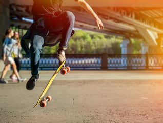 Silhouette skateboarder jumping in city - obrazy, fototapety, plakaty