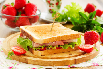 Dietary turkey sandwich and strawberry.
