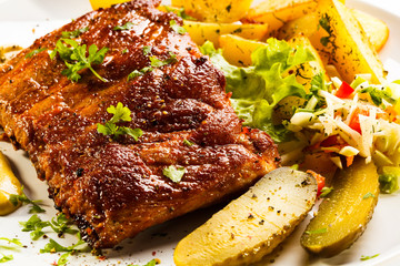 Tasty grilled ribs with vegetables