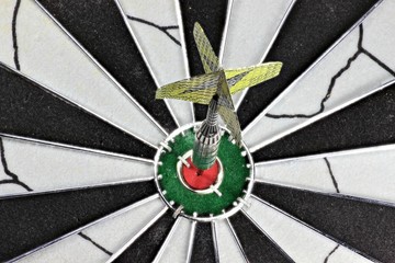 Dartpfeil im Ziel
