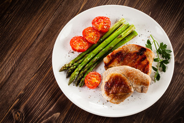 Grilled steaks and asparagus 