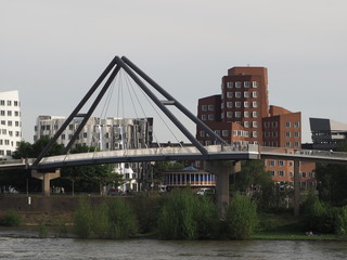 Brücke in der Skyline von Düsseldorf 