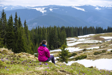 Naklejka premium young caucasian girl sitting outdoors in mountains