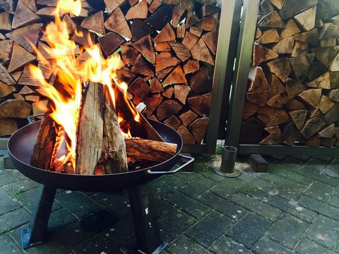 Feuerschale mit Flammen und Holz