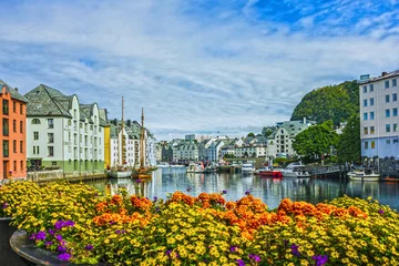 Foto op Plexiglas Stad aan het water Strandboulevard van stad en zeehaven Alesund, Noorwegen.