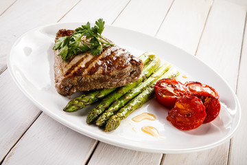 Grilled beefsteak and asparagus