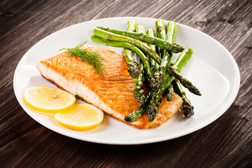 Grilled salmon and asparagus 