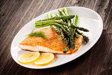 Grilled salmon and asparagus 