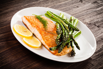 Grilled salmon and asparagus 