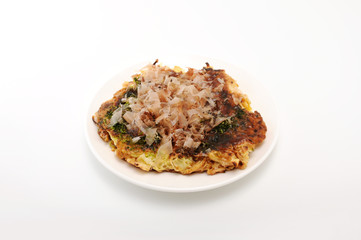 お皿にのせた お好み焼き 豚玉 白背景