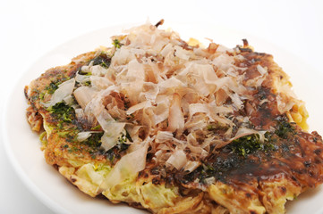 お皿にのせた お好み焼き 豚玉 白背景