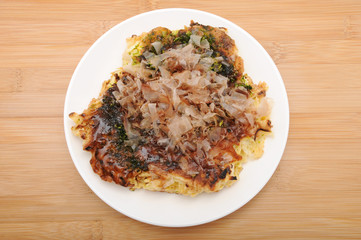 お皿にのせた お好み焼き 豚玉 テーブル