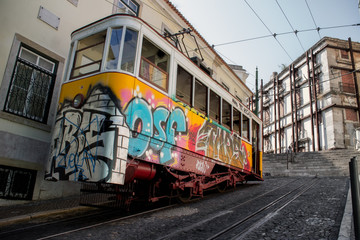 Obraz premium Lissabon historische Straßenbahn lisboa