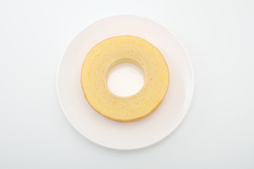 お皿にのせた バウムクーヘン ケーキ お菓子 白背景